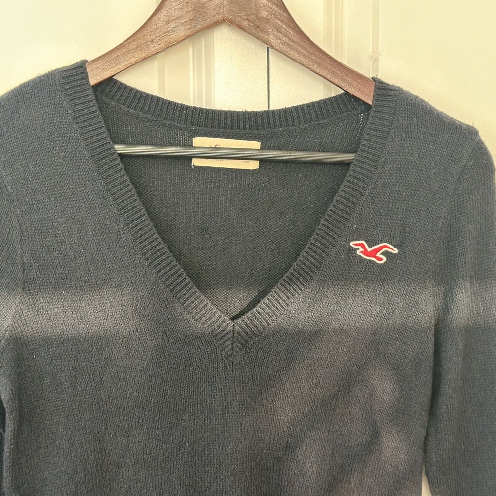 NWOT Hollister Women's Navy V-Neck Sweater - Picture 4 of 7